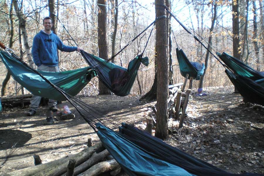 Der Schlafplatz mit Hängematten im Wald an der frischen Luft.